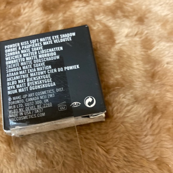 MAC POWDER KISS SOFT MATTE EYE SHADOW IN PRE-SUEDE ME - Picture 3 of 6
